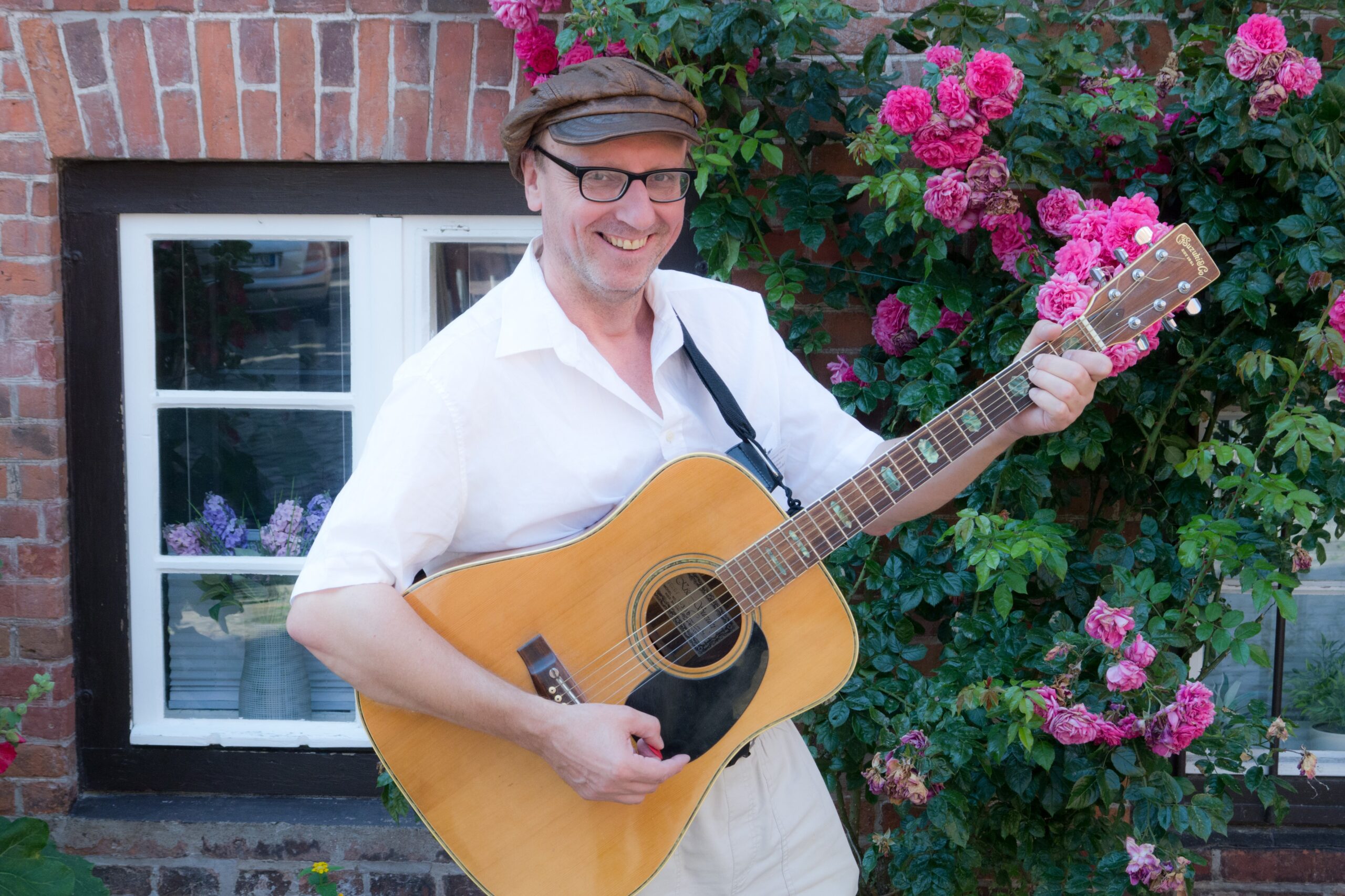 Foto: © Stefan Tomaszewski mit Gitarre